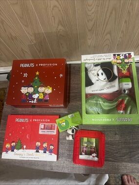 Peanuts x Profusion Red and Green Holiday Makeup Gift Set